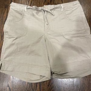 Gloria Vanderbilt Comfort Waist Khaki Mid Length Shorts 16W Excellent Condition